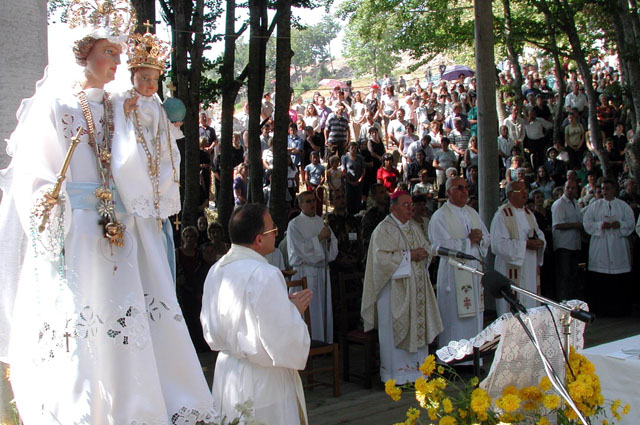 Sveta misa za Gospu se drži u velebitsskoj vrtači pored svetić.a, snimljeno 2005, snimio Marko Čuljat Lika press Gospić                                                                                                                                   